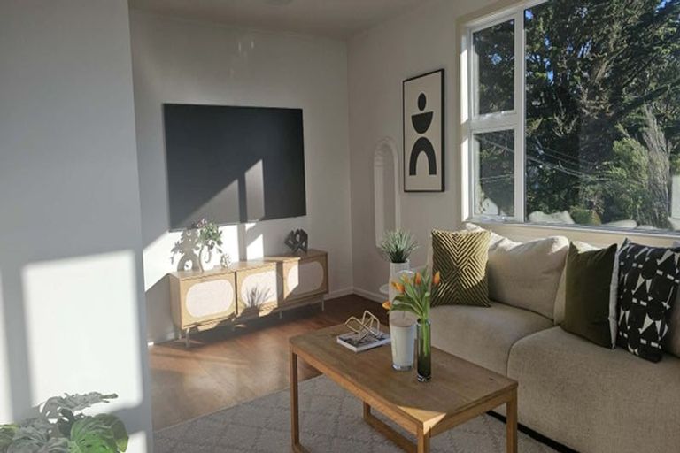 Photo of property in 9 Lomond Street, Newlands, Wellington, 6037