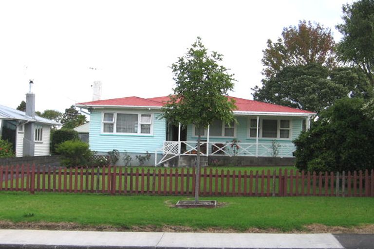 Photo of property in 3 Rewarewa Road, Te Atatu Peninsula, Auckland, 0610