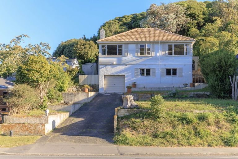 Photo of property in 92 Newlands Road, Newlands, Wellington, 6037