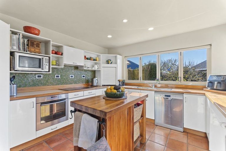 Photo of property in 3 Waiwera Place, Merrilands, New Plymouth, 4312