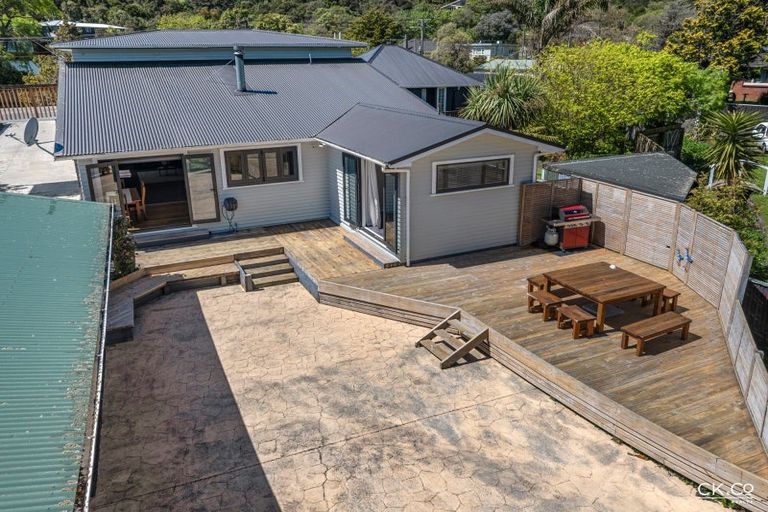 Photo of property in 76 Horoeka Street, Stokes Valley, Lower Hutt, 5019