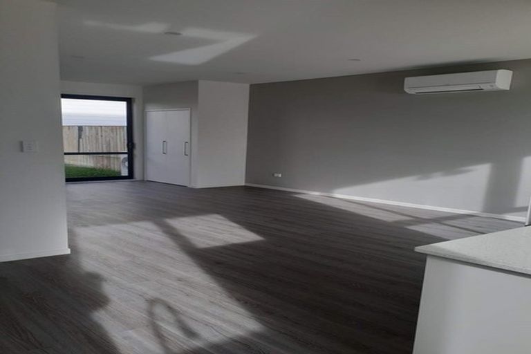 Photo of property in 16 Karoro Road, One Tree Point, 0118