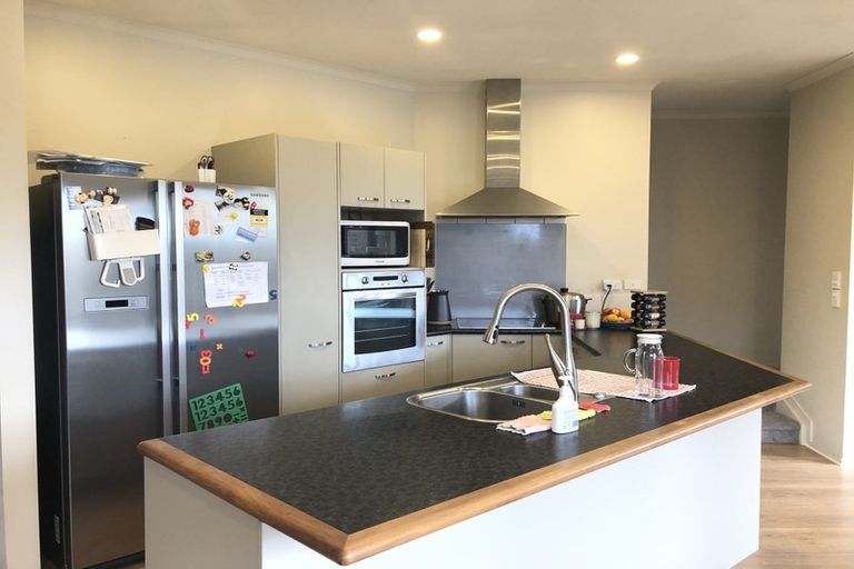 Photo of property in 17 Spoonbill Place, Unsworth Heights, Auckland, 0632