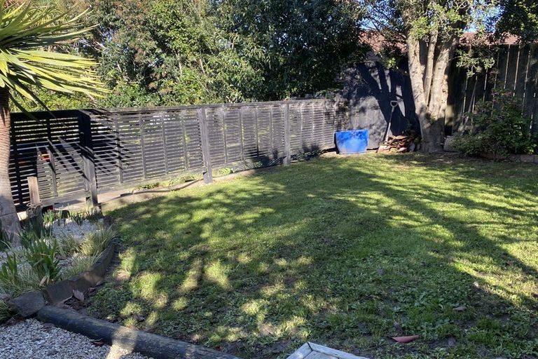 Photo of property in 16 Quincey Place, Massey, Auckland, 0614