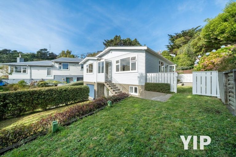 Photo of property in 6 Royston Way, Newlands, Wellington, 6037