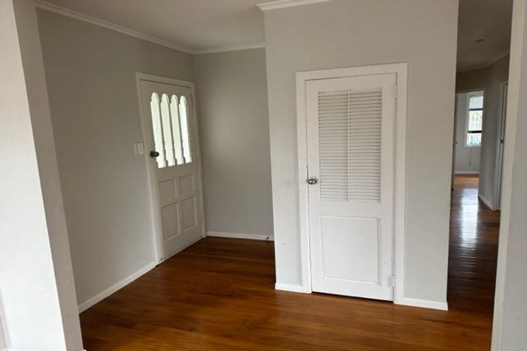 Photo of property in 5 Edgerton Road, Te Atatu Peninsula, Auckland, 0610