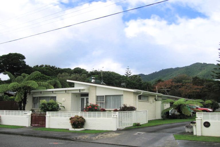 Photo of property in 13b Iti Grove, Waikanae, 5036