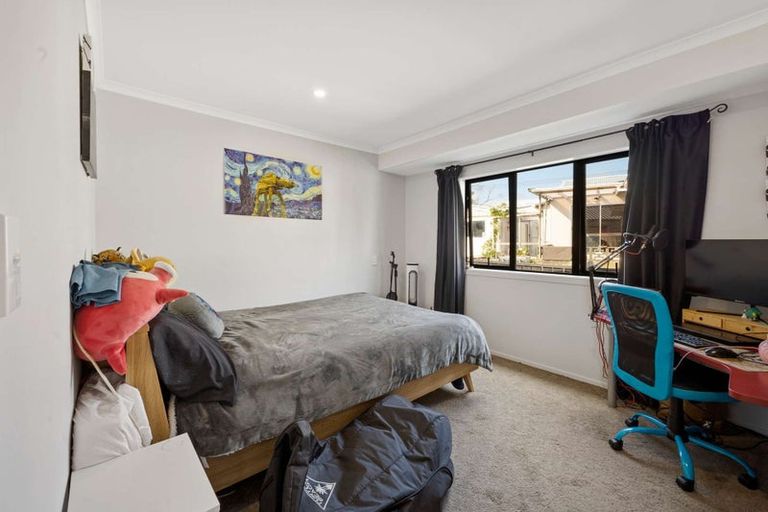 Photo of property in 17 Pukatea Street, Inglewood, 4330