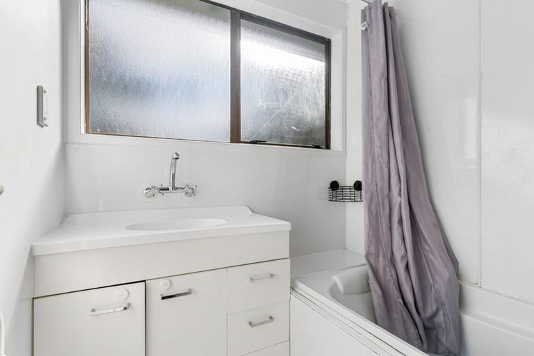 Photo of property in 19 Benita Place, Sunnyvale, Auckland, 0612