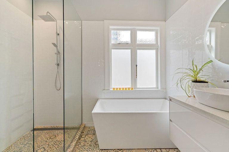 Photo of property in 210 Oriental Parade, Oriental Bay, Wellington, 6011