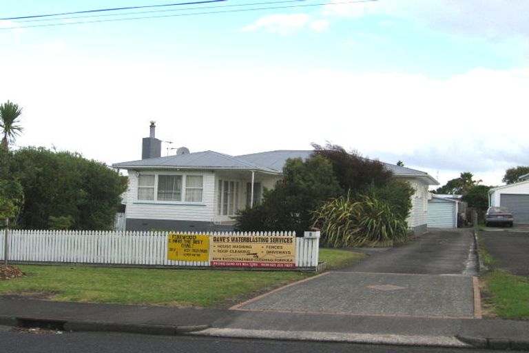 Photo of property in 5 Rewarewa Road, Te Atatu Peninsula, Auckland, 0610
