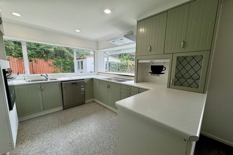 Photo of property in 6 Porter Avenue, Te Atatu South, Auckland, 0610