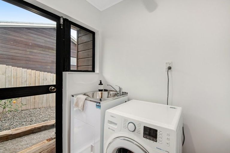 Photo of property in 2/14 Valecrest Place, Bayview, Auckland, 0629