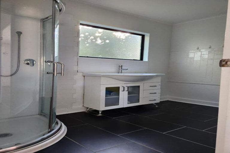 Photo of property in 17 Muir Avenue, Mangere Bridge, Auckland, 2022