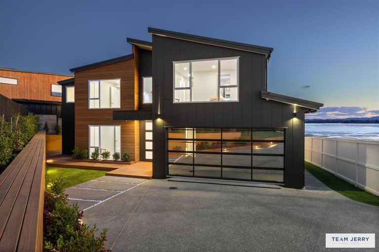 Photo of property in 4 Seawind Way, Hobsonville, 0616