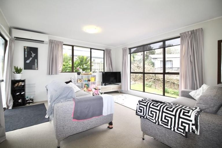 Photo of property in 8 Louise Place, West Harbour, Auckland, 0618
