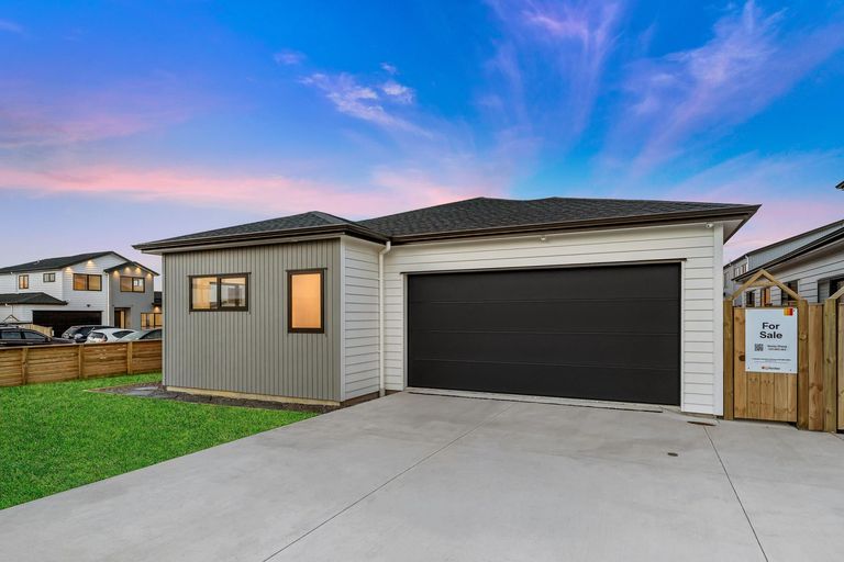 Photo of property in 28 Korowhiti Road, Clarks Beach, 2122