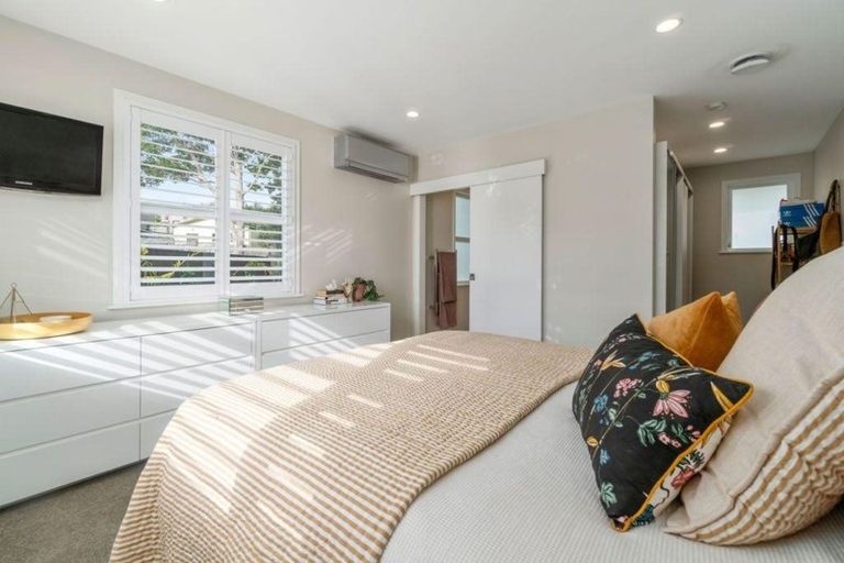 Photo of property in 27 Taioma Crescent, Te Atatu Peninsula, Auckland, 0610