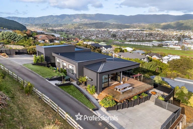 Photo of property in 37 Percy Kinsman Crescent, Riverstone Terraces, Upper Hutt, 5018