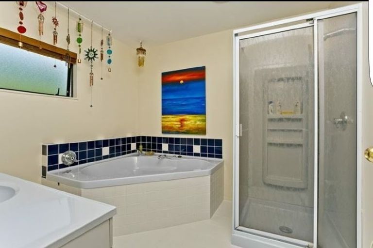 Photo of property in 2/142 Sunset Road, Unsworth Heights, Auckland, 0632