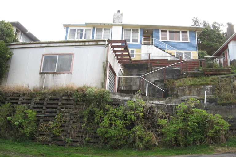 Photo of property in 104 Ruskin Road, Newlands, Wellington, 6037