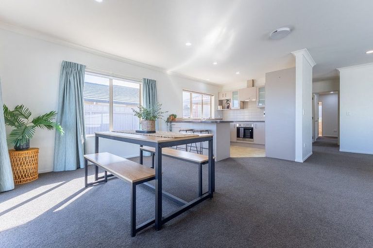 Photo of property in 15 Balmerino Grove, Waikanae, 5036