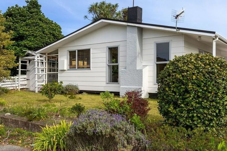 Photo of property in 11 Kanawa Street, Waikanae, 5036