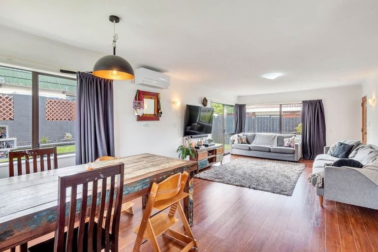 Photo of property in 3/98 Roberts Road, Te Atatu South, Auckland, 0610