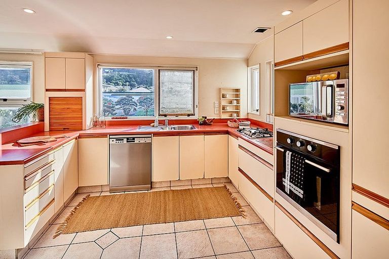 Photo of property in 110 Lyall Parade, Lyall Bay, Wellington, 6022