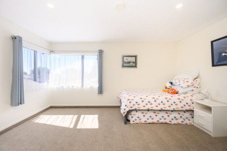 Photo of property in 70 Pacific Drive, Fitzherbert, Palmerston North, 4410