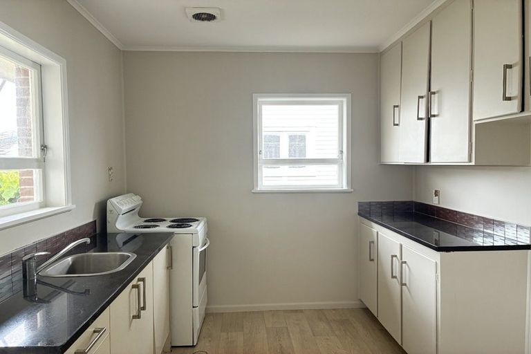 Photo of property in 2/468 Swanson Road, Ranui, Auckland, 0612