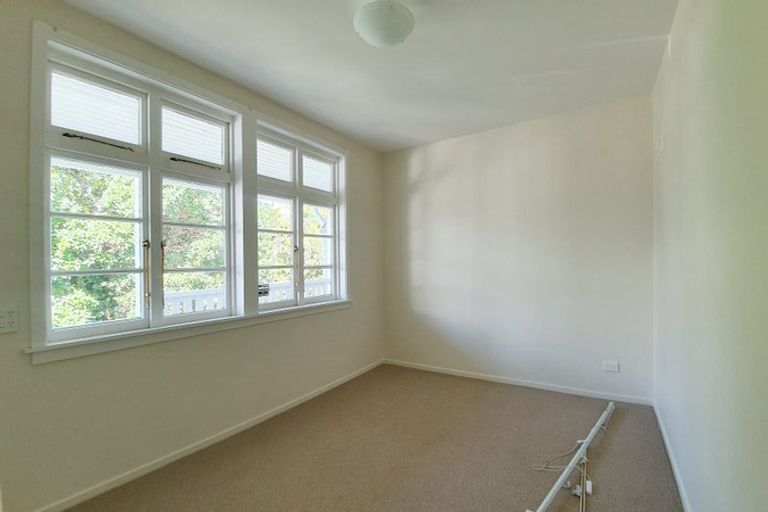 Photo of property in 2 Hawkhurst Road, Lyttelton, 8082