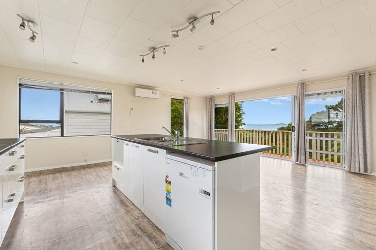 Photo of property in 98 Wade River Road, Stanmore Bay, Whangaparaoa, 0932