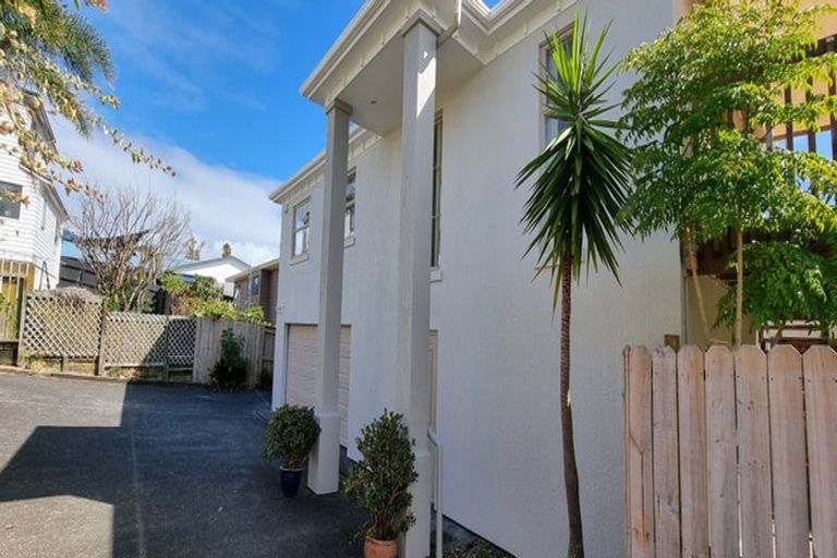 Photo of property in 78a Sunset Road, Unsworth Heights, Auckland, 0632