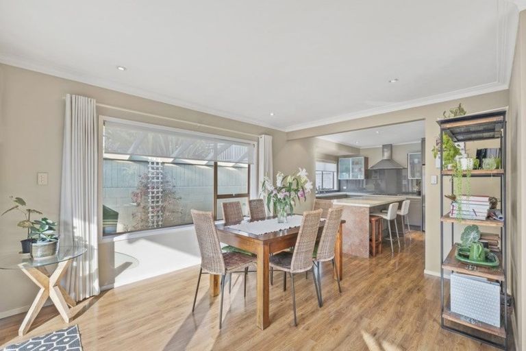 Photo of property in 6 Langstone Place, Chatswood, Auckland, 0626