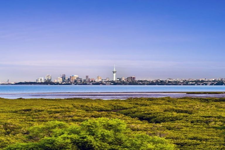 Photo of property in 33a Dawnhaven Drive, Te Atatu Peninsula, Auckland, 0610