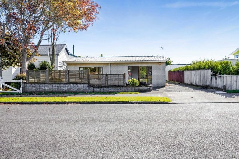 Photo of property in 1 Hawea Street, Merrilands, New Plymouth, 4312
