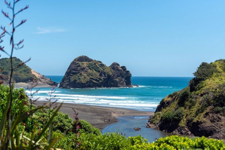 Photo of property in 20 Garden Road, Piha, New Lynn, 0772