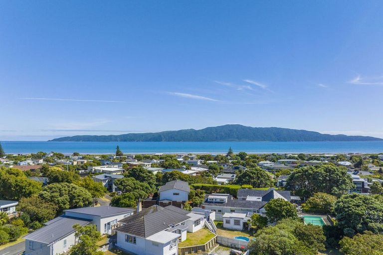 Photo of property in 71 Golf Road, Paraparaumu Beach, Paraparaumu, 5032