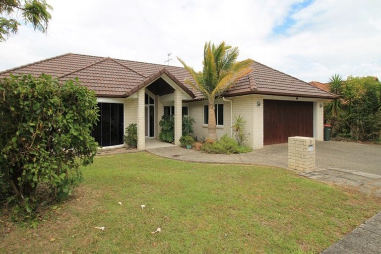 Photo of property in 2 Cambrian Crescent, Flat Bush, Auckland, 2016