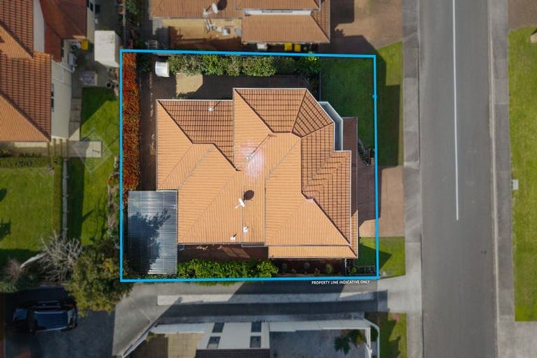 Photo of property in 2/1 Bluefin Way, West Harbour, Auckland, 0618