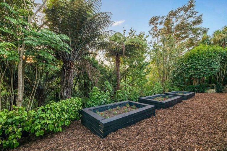 Photo of property in 22 Woodfern Crescent, Titirangi, Auckland, 0604
