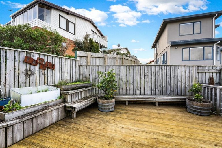 Photo of property in 75a Dress Circle, Newlands, Wellington, 6037