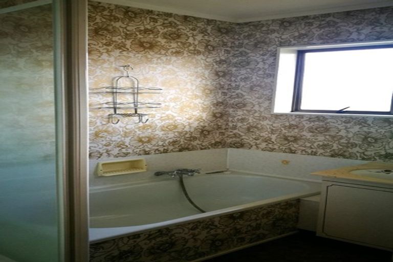 Photo of property in 2/1 Chevis Place, Pakuranga, Auckland, 2010
