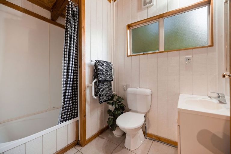 Photo of property in 30a Mackinnon Terrace, Sunshine Bay, Queenstown, 9300