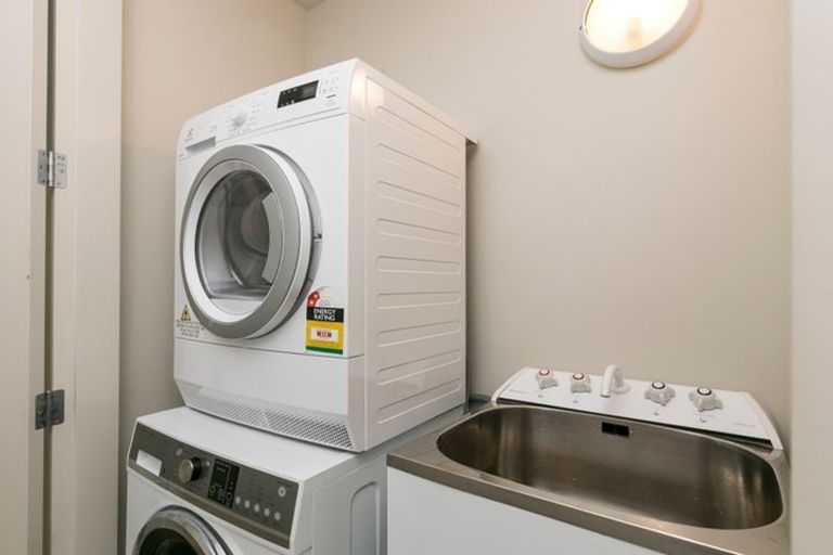 Photo of property in Montreaux Apartments, 2a/164 The Terrace, Wellington Central, Wellington, 6011