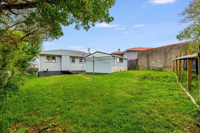 Photo of property in 100 Castor Crescent, Cannons Creek, Porirua, 5024