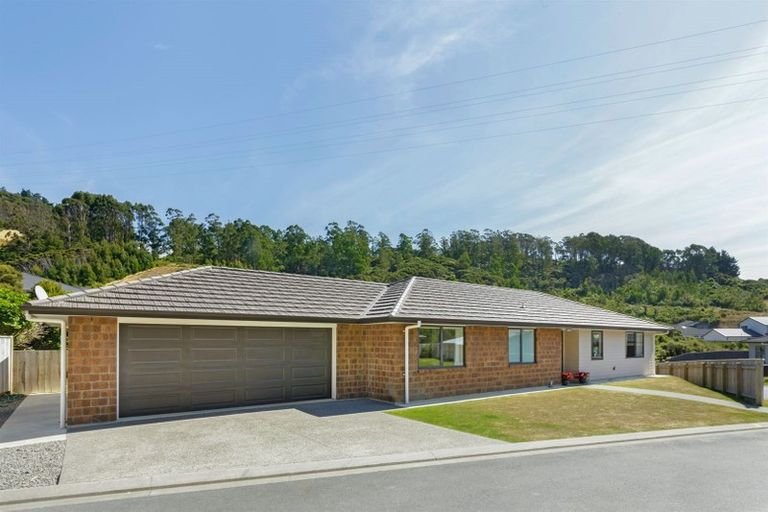 Photo of property in 8 Hull Place, Whitby, Porirua, 5024