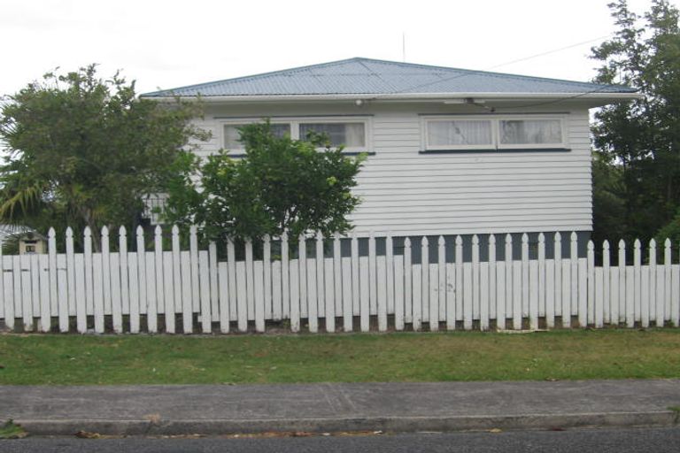 Photo of property in 16 Edgeworth Road, Glenfield, Auckland, 0629