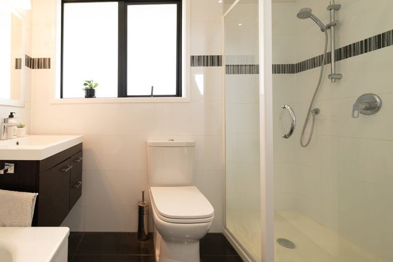 Photo of property in 12a Kingsbridge Place, Newlands, Wellington, 6037